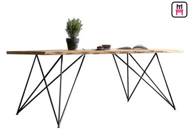 kupować Podstawowy stół z litego drewna do restauracji z geometryczną metalową ramą w kolorze różowego złota online manufacture