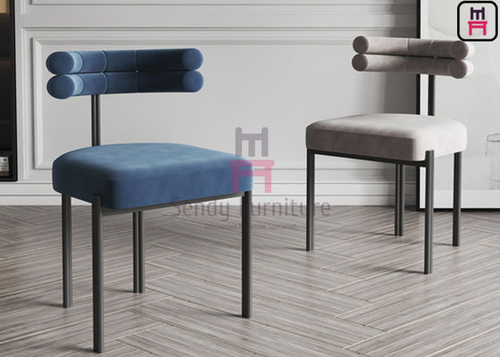 Drewniane krzesło restauracyjne z lamelowym oparciem, z drewna orzechowego i klonowego oraz tapicerowane skórą, do stylowej jadalni